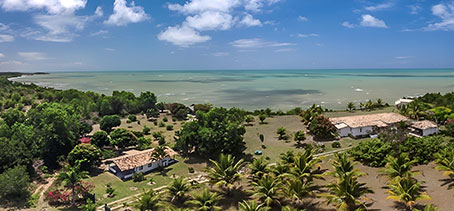 Casa à Beira-mar com Duas Casas e Pomar em Cumuruxatiba