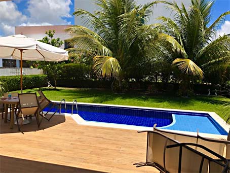 Bela Casa com 4 Quartos em Condomínio Perto da Praia