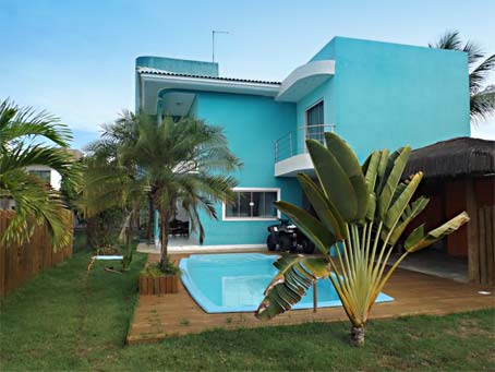 Bela Casa de 4 Quartos em Condomínio à Beira-mar