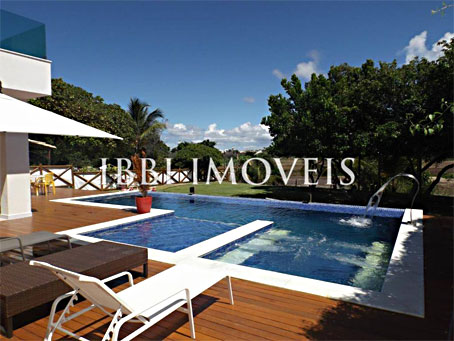 Bela Mansão de 5 Quartos em Condomínio à Beira-mar