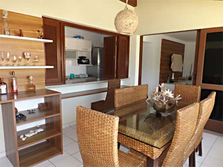 Apartamento de 3 Quartos em Condomínio Próximo à Praia
