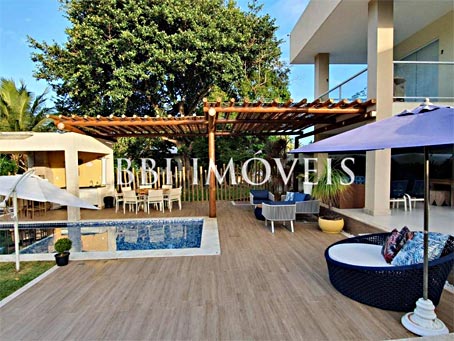 Linda Casa de 5 Quartos em Condomínio Fechado