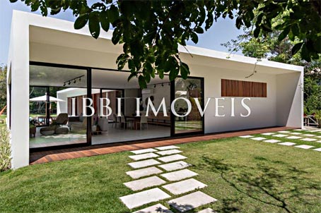 Casa de 5 Quartos Totalmente Mobiliada em Condomínio de Alto Padrão