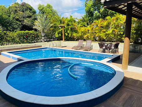 Excelente Casa com Cinco Quartos em Condomínio Fechado