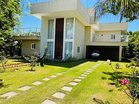 Ampla Casa com Quatro Quartos em Condomínio de Luxo