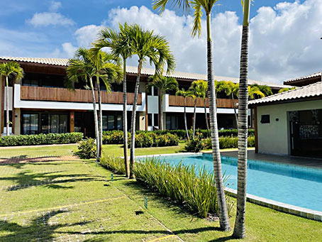 Apartamento de 2 Quartos em Belo Condomínio Perto da Praia