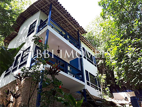 Linda Casa de 2 Quartos Integrada à Natureza