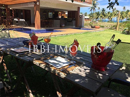 Linda Mansão de 5 Quartos em Condomínio à Beira-mar