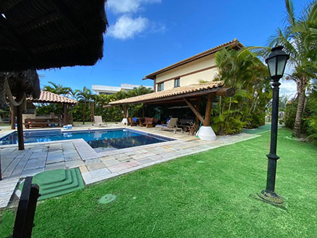 Casa Rústica de 4 Quartos em Condomínio Próximo à Praia