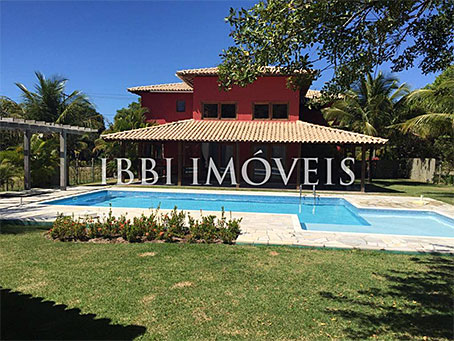 Bela Casa de 4 Quartos em Condomínio Fechado